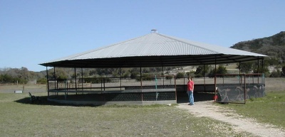 Covered round pen in hot climate