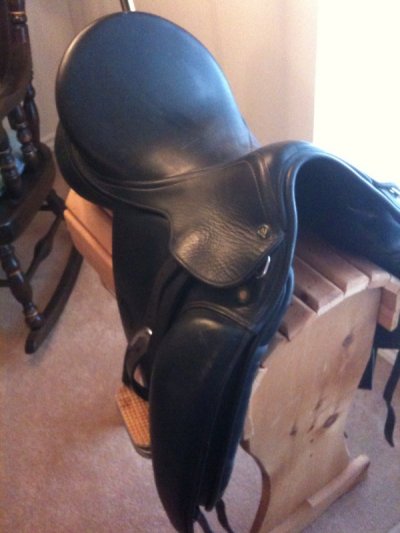Leather dressage saddle